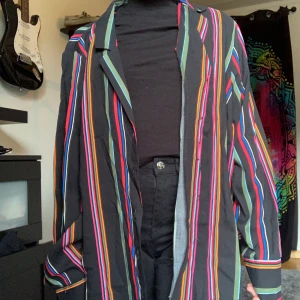 Skjorta - En slottsbyggnaden skjorta som tyvärr aldrig kommer till användning den passar hur bra som helst på en s bärare, inga skador eller annat och frakt ingår!