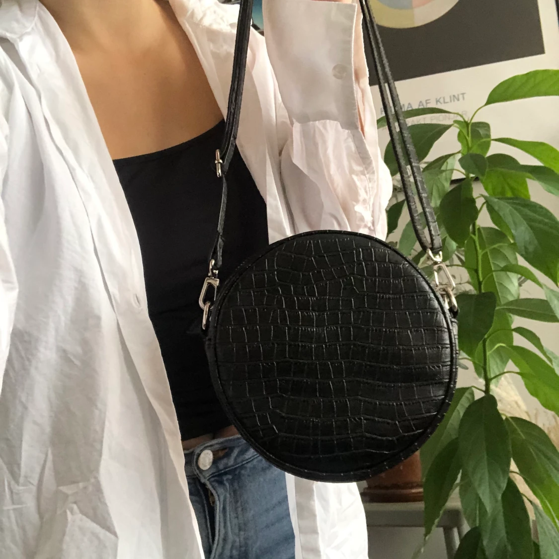 svart axelväska från monki  - 91