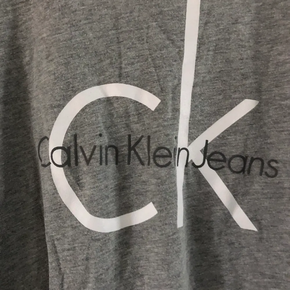 Grå Calvin klien t-shirt. Använd ett fåtal gånger. Storlek M. Köparen står för frakten.. T-shirts.