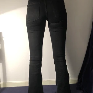 Svarta boot cut jeans  - Svarta boot cut/ flare jenas från zara, jätte fina! I storlek 34. Jag har sprätt ner dom då jag tycker det är snyggt när de går ner till marken. Hör av er vid frågor!