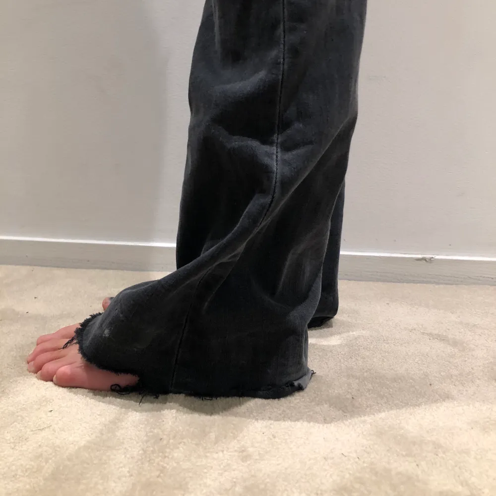 Svarta/gråa bootcut från Zara. St 34, är 160cm lång . Jeans & Byxor.