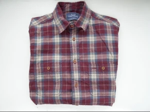  - Röd rutig skjorta med lappar på armbågarna i storlek xs från topman. Herrdelen av topshop. 
Kan även mötas på söder. 
Frakt 42kr
