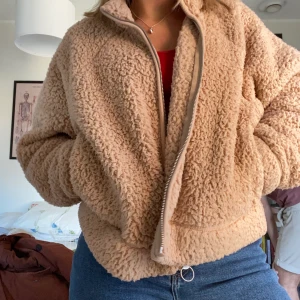 Holister Teddy Jacka - Supermysig teddykofta/jacka från Holister. Den är strl L och sitter oversize på mig som normalt är S. Kan mötas upp annars står du för frakten