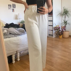 Vita kostymbyxor  - Säljer dessa vita kostymbyxor från hm. Tjockt resorband i midjan som sitter bra och skönt. Lite kortare vid anklarna. Skickar spårbar post via DHL! Köparen står för frakt. 