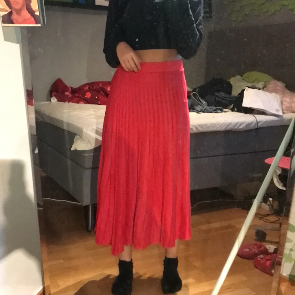 Jättebekväm kjol i lite rödglittrigt tyg med en underkjol och slits. Man kan bära slitsen åt vilket håll man önskar och man kan även (som man ser på andra bilden) täcka för slitsen enkelt om det önskas. Superskönt och luftigt material som är perfekt för sommarvärmen! 💕. Kjolar.