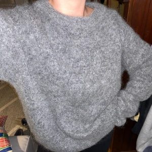 Stickad grå tröja från Acne - En jättefin och skön stickad tröja ifrån Acne! I mohair. Sitter fint och i jättebra skick, använt 2-3 gånger. Storlek M och jag är 173cm