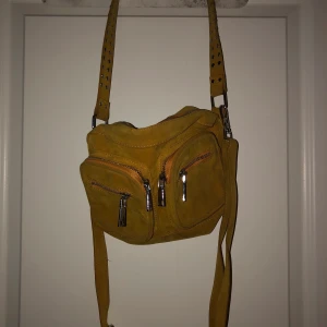 Noellaväska - Populära väskan ifrån Noelle. Inte i den vanliga svarta färgen utan en rolig vågad gul. Älskar väskan men använder den alldeles för lite. Fint skick!! 