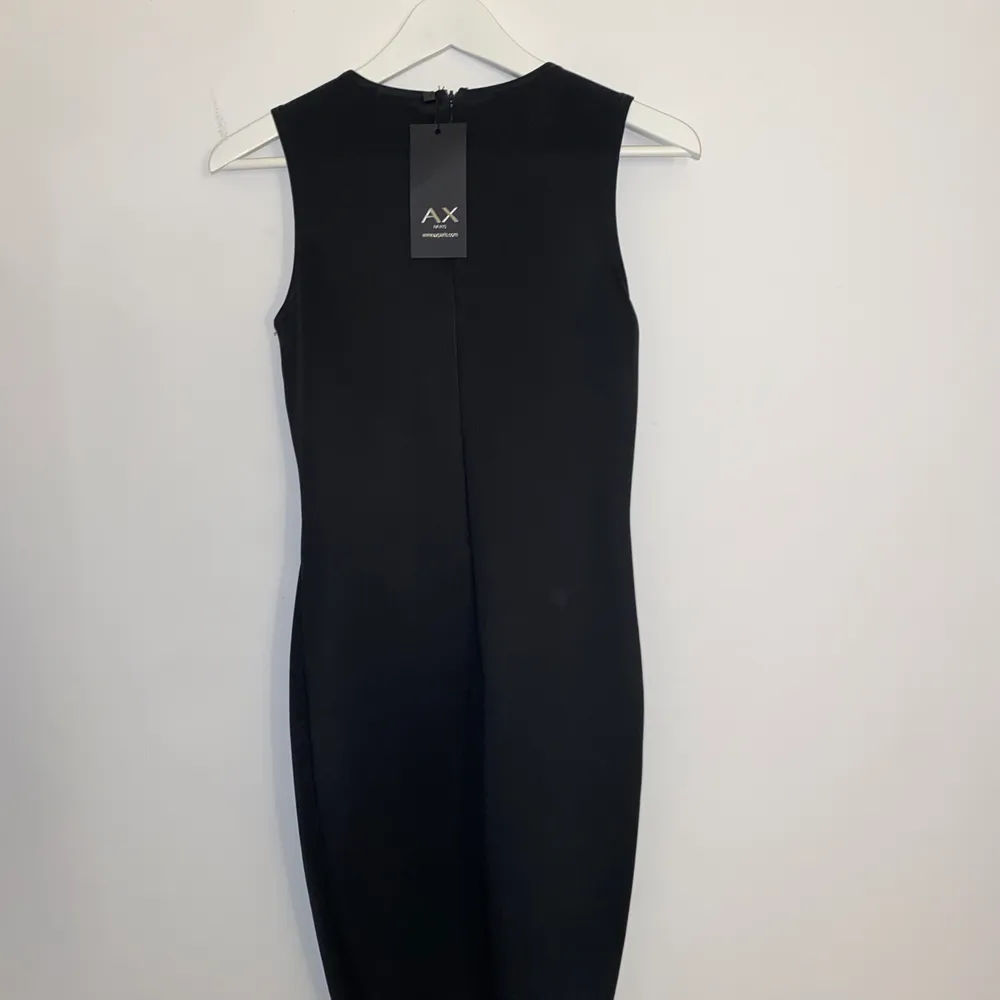 Svart klänning med snörning där fram, köpt från AX Paris och är aldrig använd därför är prislappen kvar 😛 strl 36! Säljs för 80kr + frakt 🖤. Klänningar.