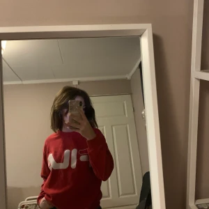 Mörkröd Fila crewneck - crewneck från fila, sparsamt använd💞