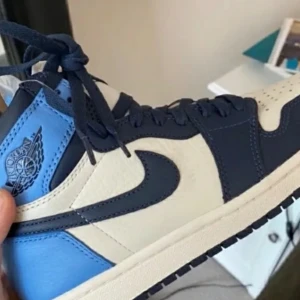 Obsidian jordan1 - Säljer nu mina air jordan 1 obsidian. Köpta från stock x för 7000 och är i väldigt bra skick. Box och kvitto finns kvar. BUDA GÄRNA!!!:) storlek 39 men passar även mig som är 38. SNABBT KÖP DIREKT FÖR 4000KR <3 Budet ligger på 3600kr  BUDA INTE, ELLER SÄG ATT NI VILL HA DEM OM NI INTE HAR PENGAR ELLER ÄR SÄKRA PÅ ATT NI VILL KÖPA
