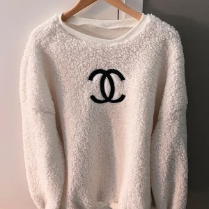 Chanel tröja - Säljer denna Vintage Chanel tröjan som jag köpte här på Plick för ca1 år sen. Den kan användas som en klänning eller som en tröja! Jättefin och mysig💛 Har ingen storlek men den är oversize! Kan mötas i Stockholm annars står köparen för frakt!⭐️