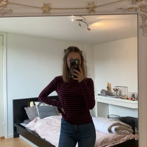 Lila/svart randig tröja från NA-KD  - Passande färger nu till hösten, inte kort i armarna som många tröjor kan vara✨💓 Passar XS/S