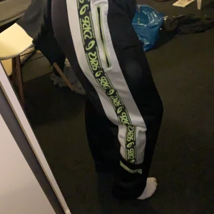 Tränings/ mjukis byxor. Jätte skönt matrial och stiliga - Märke på sidan av benen och har fickor på sidan