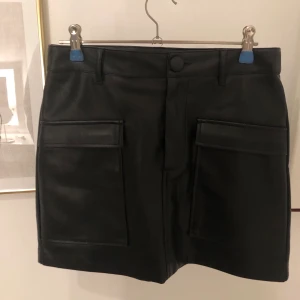 Skinnkjol/skinnkjol - Superfin kjol i läderimitation från zara! Endast använd ca 1-2 ggr. Storlek S men skulle även passa en XS! 