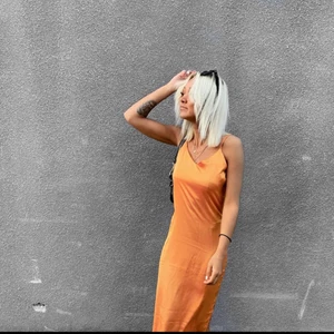Orange klänning  - Säljer min orange färgade lång klänning. Inköpt ifrån Missguiden i juni månad! 