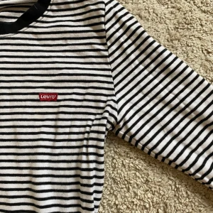 levis långärmadtshirt - långärmadtshirt från levis strl S, använd 1 gång