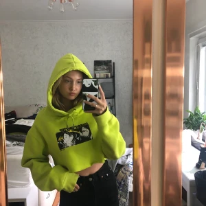 Sweet sktbs hoodie - Avklippt hoodie från sweet sktbs i storlek L men passar snyggt oversized om du är en mindre storlek. Trendig och i bra skick 