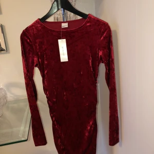Klänning  - Helt oanvänd sammets klänning från Gina Tricot. Mjukt och skönt material med resor på sidorna/höfterna.