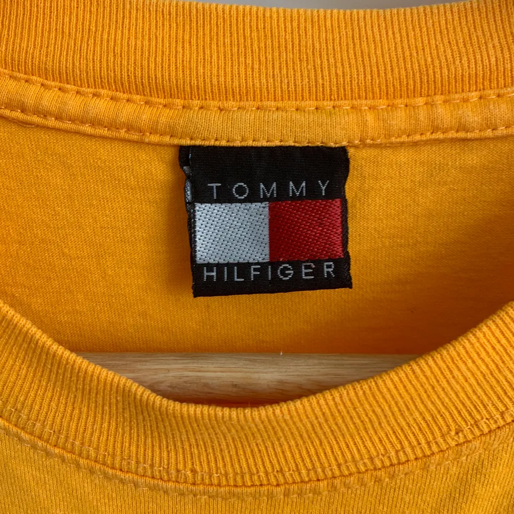 Säljer min senapsgula vintage t-shirt ifrån Tommy Hilfiger. Super fin men får tyvärr inte den användning den förtjänar pga att den är för stor för mig. Jag köpte den på en vintage butik i USA i november förra året, då köpte jag den för ca 650kr. Om det är så att många är intresserade så vinner det högsta budet!. T-shirts.
