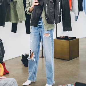 Anine bing x Gina Tricot jeans  - Jeans från Anine bing x Gina Tricot. Inköpta för ca 2 år sedan. Välanvända men i fint skick :-) Buda i kommentarerna och tveka inte att skriva vid frågor❤️