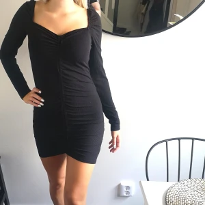 Klänning  - Ribbad klänning, använd 1 gång, 100 kr