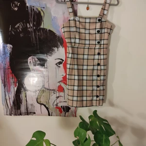 Klänning - Superduper fin klänning! Skit snygg att ha pp vintern med polo tröja och strumpbyxor 😍 har själv använt den på de sättet. Är nu för liten och vill sälja. Den är väl bevarad och därför i bra skick. Köpare står för frakt ⭐✨