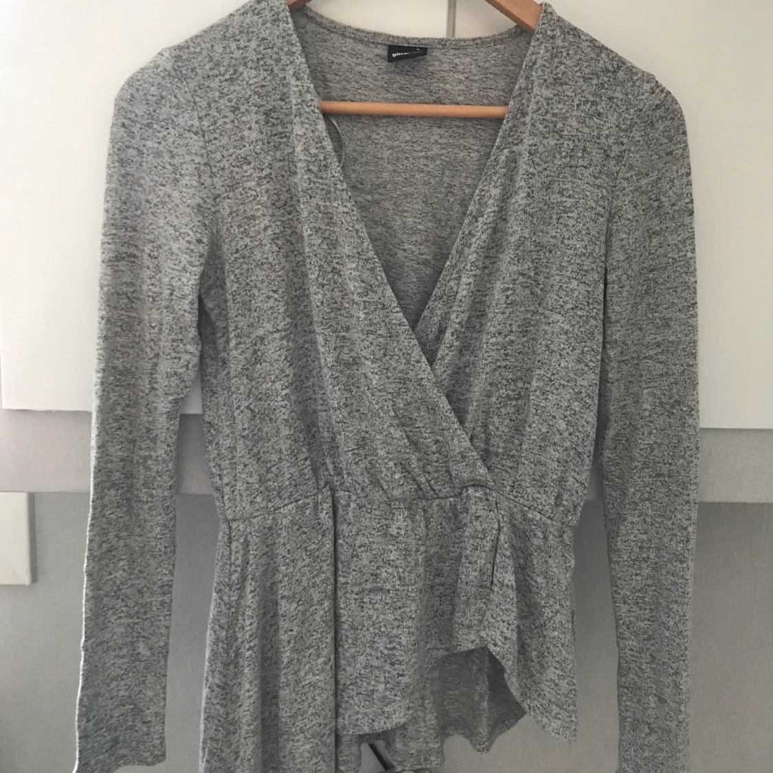 Grå lång armad V-ringad  tröja från Gina Tricot, Stolek S 