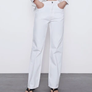 Zara vita jeans - Superfina vita jeans från Zara med loose fit i strl.38 använda Max 2 gånger !!✨🥰