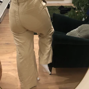 Beiga byxor weekday - Vida byxor. Är i nyskick. Köpta på weekday för inte så länge sedan. 