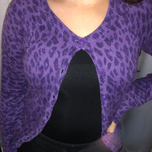 Lila  kofta - Super söt lila kofta med leopardmönster! Storlek 32. Koftan har flera knappar så man kan knäppa de hur man vill, går att styla på så många sätt. Hör av er vid frågor eller för fler bilder 💜