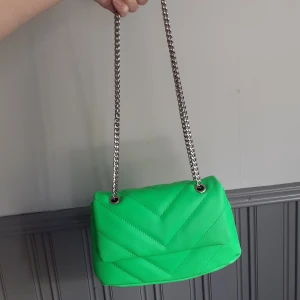 väska  - Sjukt ball klargrön liten quiltad väska från Bershka som är slutsåld på hemsidan! Oanvänd så i nytt skick. Går att bära med dubbla kedjor över axeln eller längre som crossbody💚FRAKT INGÅR💚