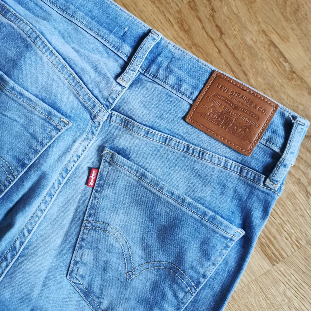 Har ett par oanvända MILE HIGH SUPER SKINNY levis jeans, köpta sen förra året. Storlek 26 med stretch. Oanvända pga felköpt storlek. Ordinariepris 1149, nu endast 500 kr. Jeans & Byxor.