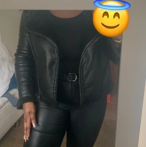 Svart Biker jacka🖤 - Den e skötsamt använd :) hel o ren :) perfekt som höst/vinterjacka