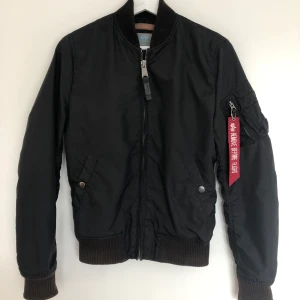Alpha industries bomberjacka  - Säljer min bomberjacka från alpha industries eftersom den inte kommer till användning. Det är strl S. Använd ett tag men fortfarande bra skick, förutom lite solblekt på muddarna och kragen. Nypris 1699kr. Skriv privat för mer bilder eller information.😊💞