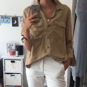 Skjorta från Zara - En beige skjorta som jag köpte från Zara i Spanien! Fint skick, storlek S! Pris 150kr+frakt