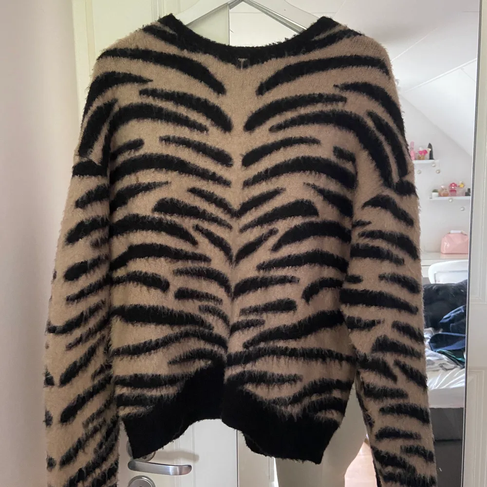 Säljer nu denna zebra tröjan från nakd, super mysig och knappt använd😀 bara att höra av dig vid frågor eller bilder☺️ Nypris 500. . Tröjor & Koftor.
