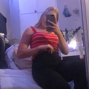 Linne - Ett linne från New yorker, aldrig använt prislappen kvar. Spets i banden vit randig rött linne. Storlek XS men kan töjas ut, 10kr exlusive frakt❤️🦋✨