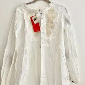ODD MOLLY blus - Säljer denna blus från Odd Molly, helt oanvänd med prislappen kvar. Storlek 1. Passar på mig och jag har storlek S. 🌸