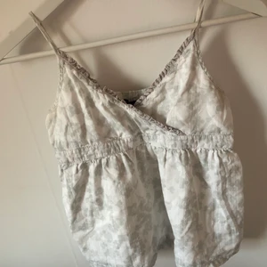 Tommy hilfiger - Gulligt linne från Tommy Hilfiger. Strl ca Xs/S. Säljes pga för litet. 40kr+frakt (kan mötas upp i Örebro)