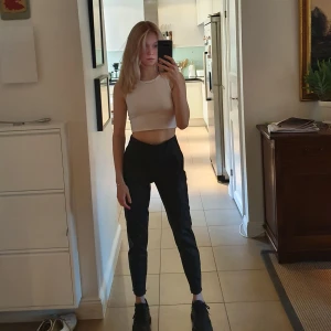 Skinnbyxor  - Svarta tajta Skinnbyxor men sömmsömmdetaljer och dragkedjor vid anklarna. Dragkedjor även den på höften är lite tröga. Förmodligen gjorda för att sitta tajt i benen. (Har justerat byxorna så de ska se ut som de gör när de passar. De är alltså för stora för mig egentligen) Frakt tillkommer, kan även mötas upp i Stockholm.