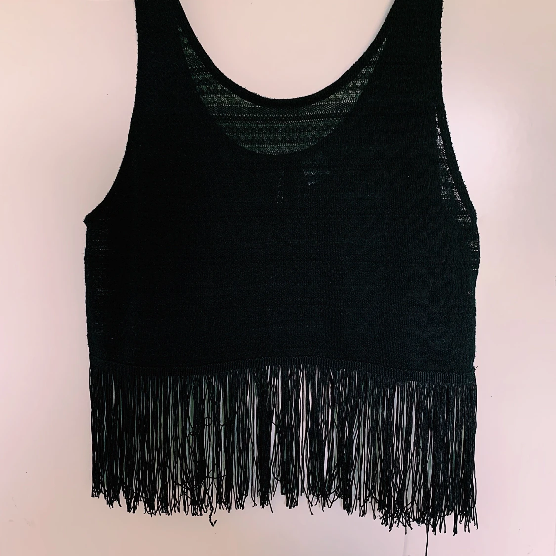 Svart linne med fransar. - 90