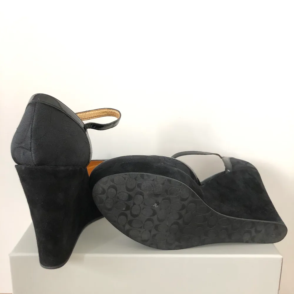 Black heels on a platform, very comfortable and classy looking. Skor.