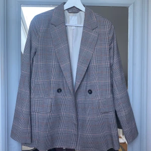 Kavaj Ny! - Säljer denna helt nya kavaj från hm i stl S. En av deras längre lite mer oversized modeller! Superfint skick, endast använd en gång! Säljer då den tyvärr inte kommer till använding. Kan bjuda på frakten vid smidig affär🥰 hör av er om ni har frågor! 