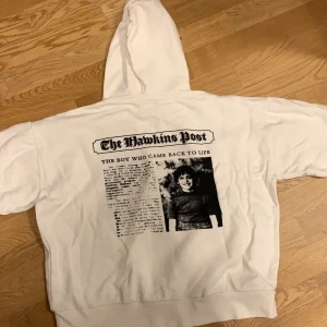 Stranger things hoodie - Säljer denna stranger things hoodie som aldrig har använts :)