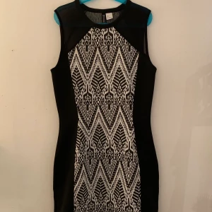 Klänning - Tjena, här har jag en förhelvetes tajt klänning Hah nej men den är superfin och skön på, fint mönster både fram å bak med svarta sidor, axlarna är lite hål i tyget då de ska va eller inte hål utan genomskinlig men ändå inte, sitter jättefin svart och vit kortärmad går till knäna, frakt kan vi ta sen betalar ej för frakten❤️