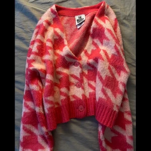 The Ragged Priest kofta - Mysig mönsterstickad kofta från The Ragged Priest. Använd väldigt fåtal ggr, strl XS men ska vara oversized så passar nog xs-m. Nypris 649kr säljer för 280kr inklusive frakt 💖💞😚
