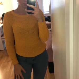 ONLY TRÖJA - Gul stickad tröja från ONLY. 🌼 Otroligt bekväm och knappt använd🙌🏻 (Skriv för fler bilder, kunden står för frakten som summan varierar beroende på varans vikt) 