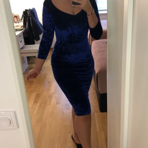 Klänning - Vacker sammet klänning som formar kroppen otroligt fint, passar vem som helst!😍 Storöek S men passar även M.🦋 (Skriv för fler bilder, kunden står för frakten som summan varierar beroende på varans vikt) 