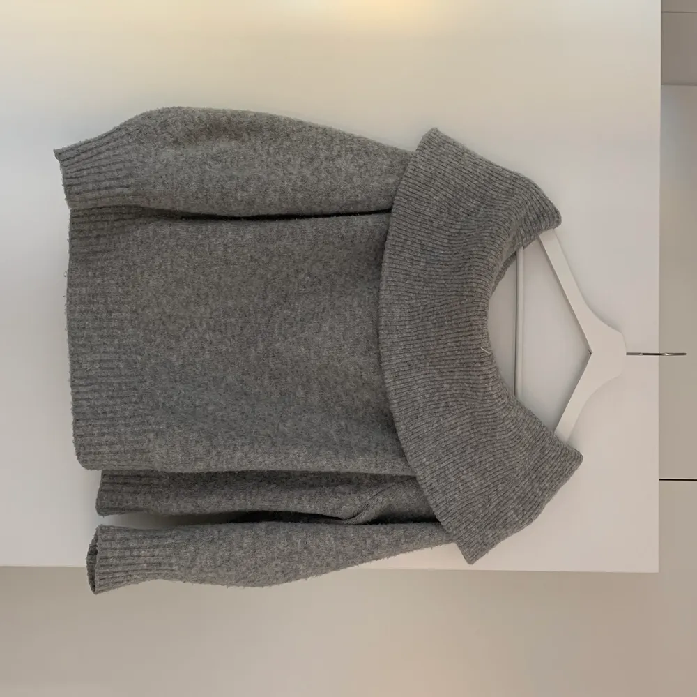 Stor mysig stickad tröja från H&M i storlek S🤍 Skulle själv säga att den passar både större och mindre. Super mysigt plagg till hösten och vintern. Köparen står för frakten. Stickat.