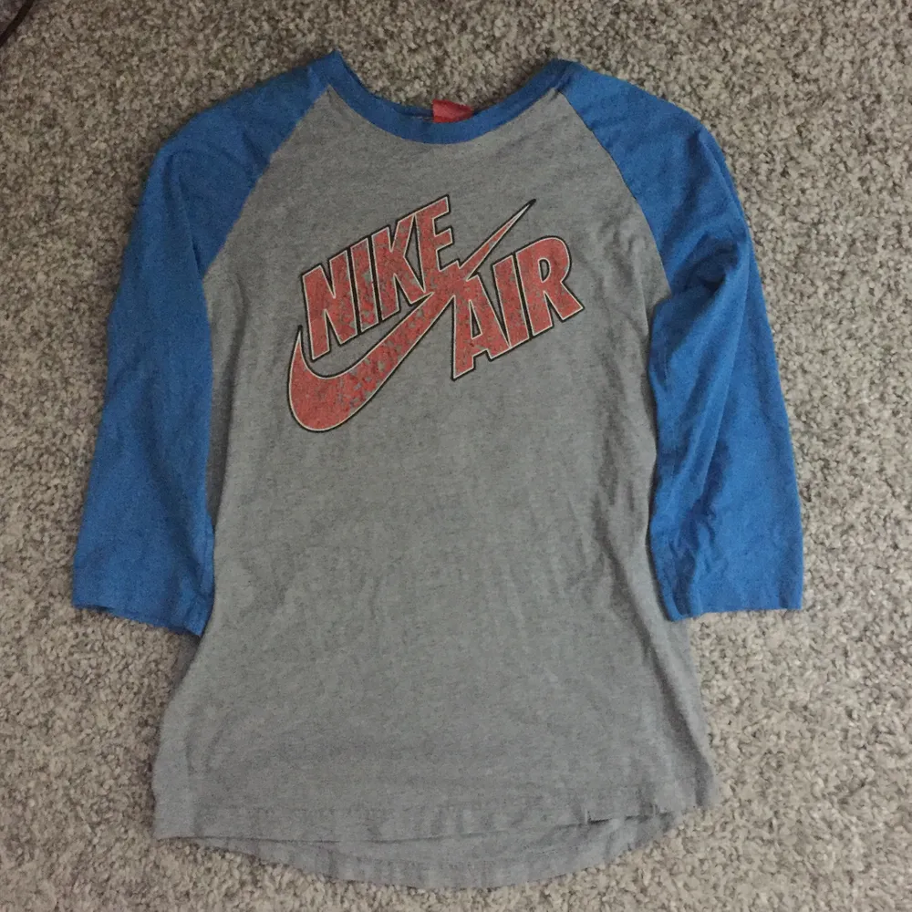 Nike Air 3/4längd på armarna. Den är i bra skick men har ett lite riv vid botten av tröjan. Passar bra till det mesta! . Toppar.
